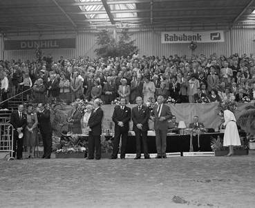 103033 Afbeelding van de eretribune en de jurytafel tijdens de 54ste Vee- en Paardendagen in de Veemarkthallen ...